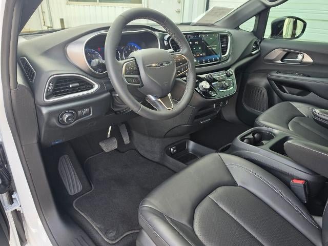 Used 2026 Chrysler Pacifica Select FWD image 11
