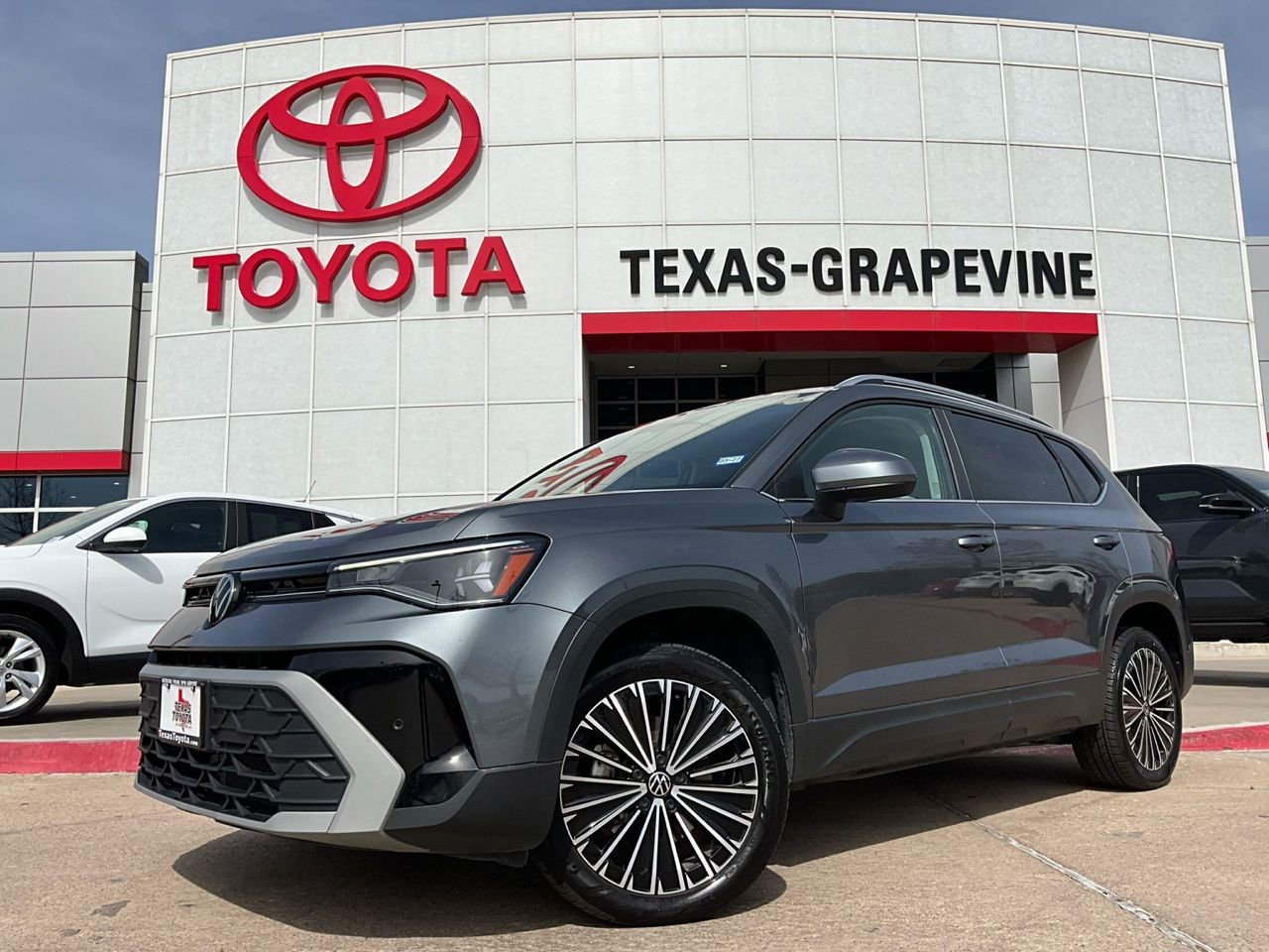 Used 2025 Volkswagen Taos SE image 2