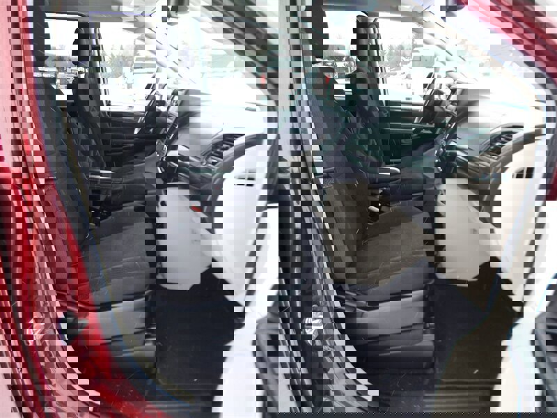 Used 2018 Dodge Grand Caravan SE w/ UConnect Hands-Free Group image 16