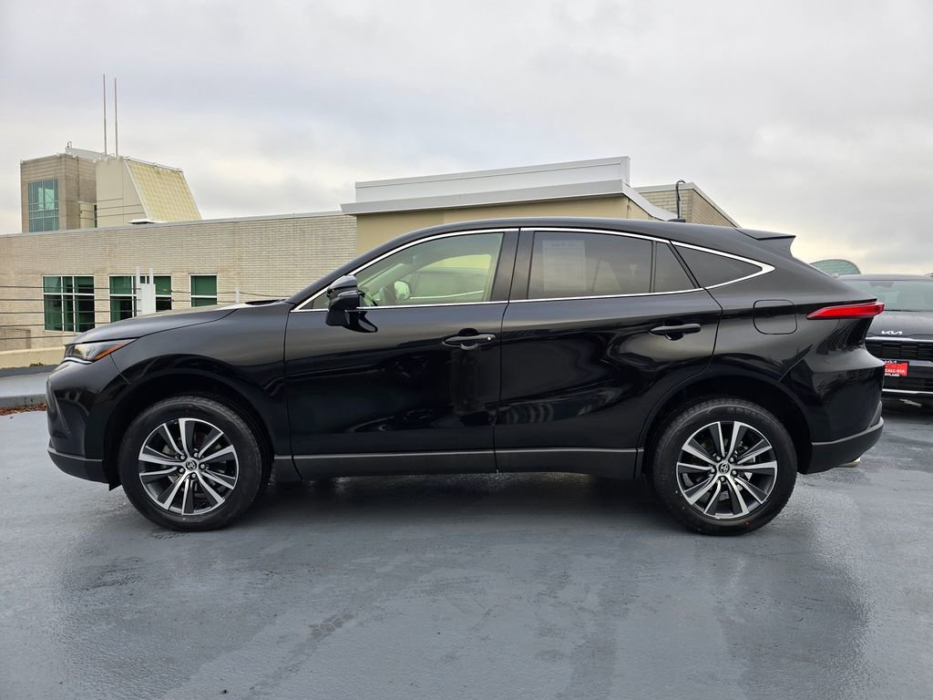 Used 2022 Toyota Venza LE image 2