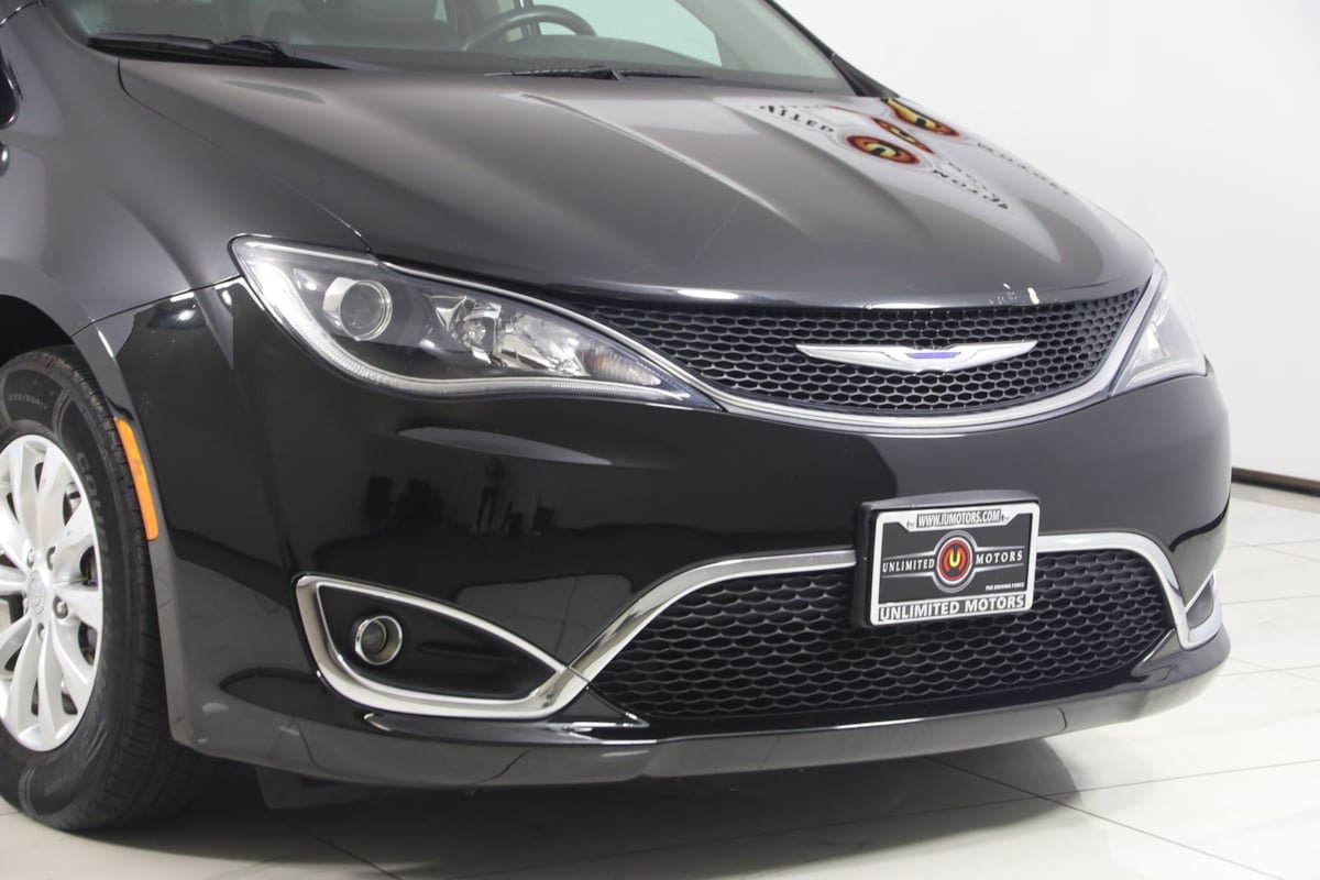 Used 2018 Chrysler Pacifica Touring-L FWD image 35