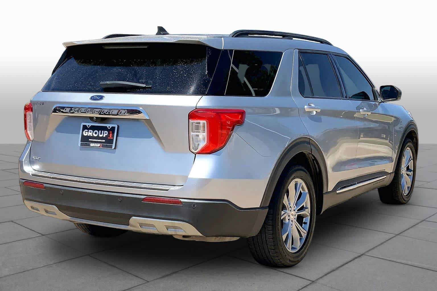 Used 2021 Ford Explorer XLT w/ Equipment Group 202A RWD image 12