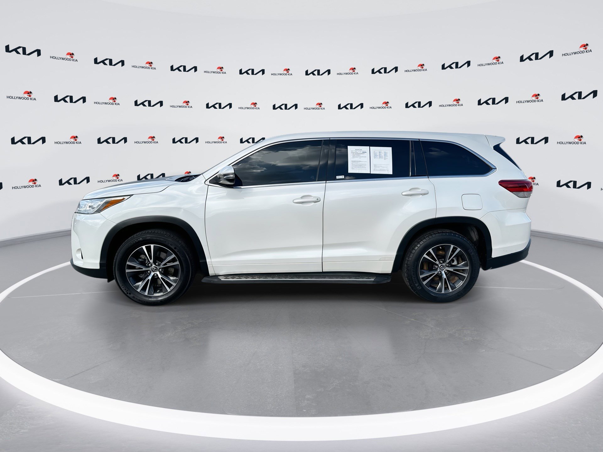 Used 2018 Toyota Highlander LE image 5