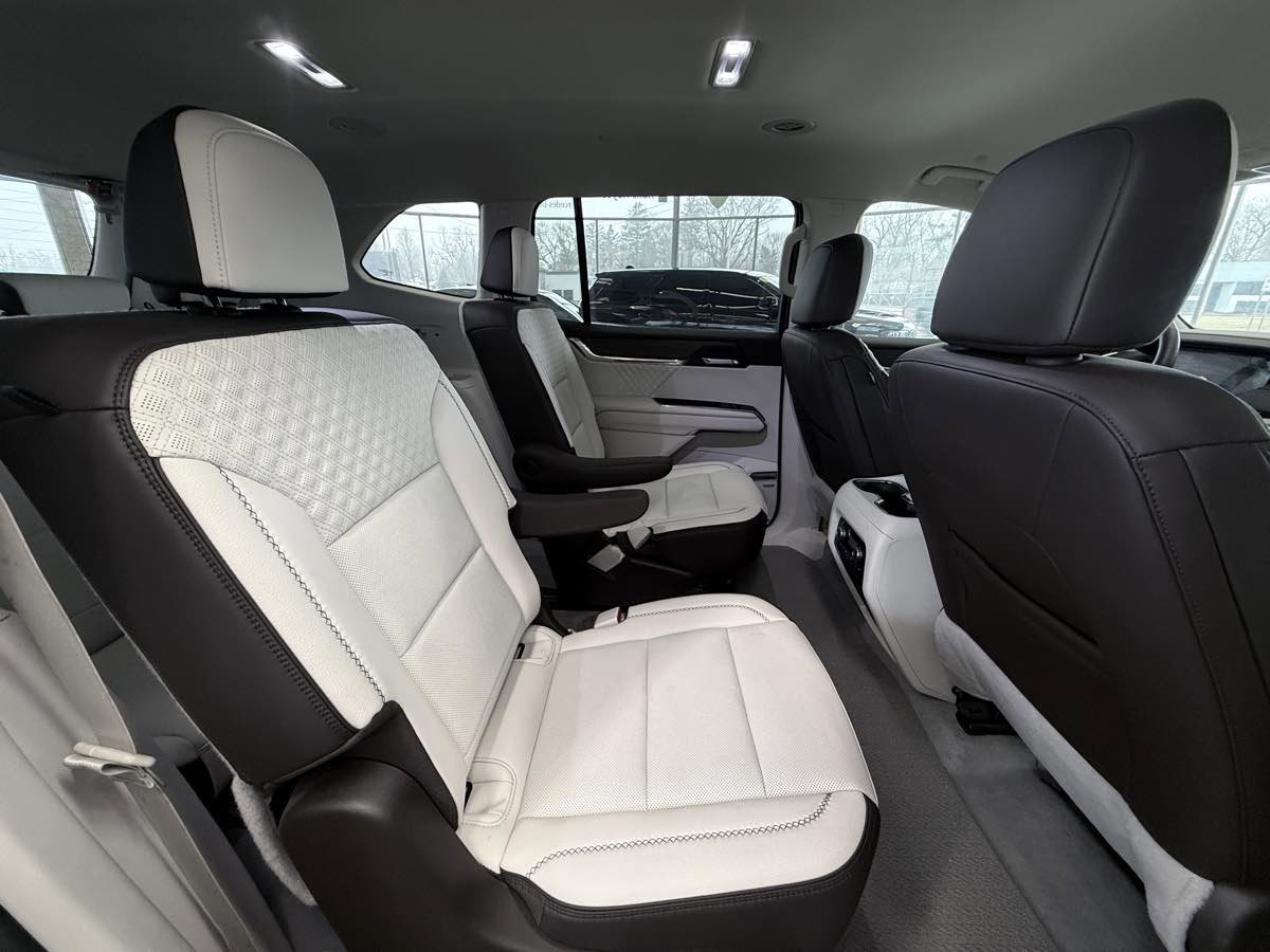 Used 2024 GMC Acadia Denali FWD image 30