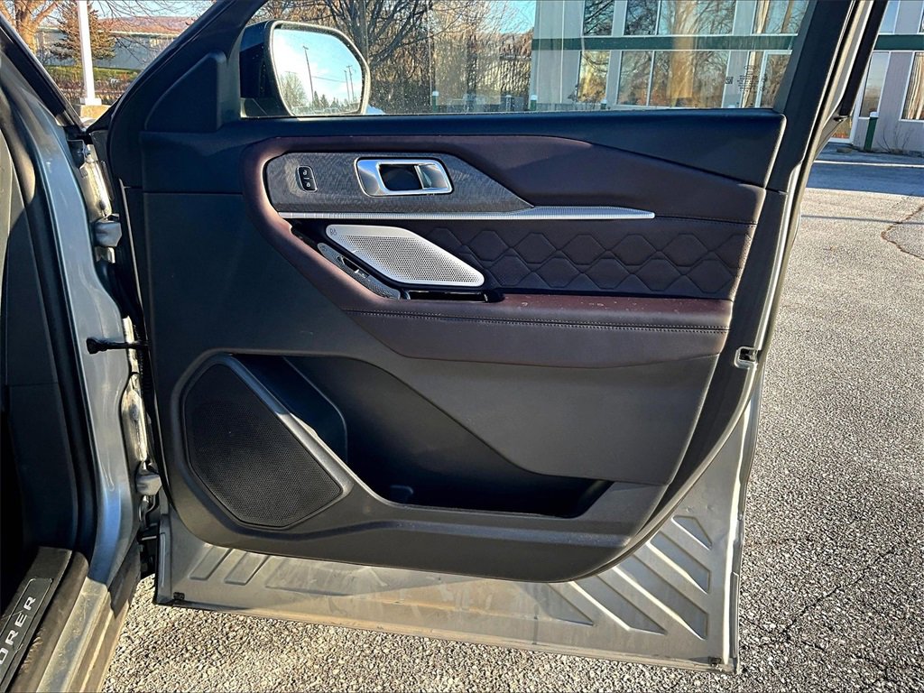 Used 2025 Ford Explorer Platinum w/ Ultimate Package image 12