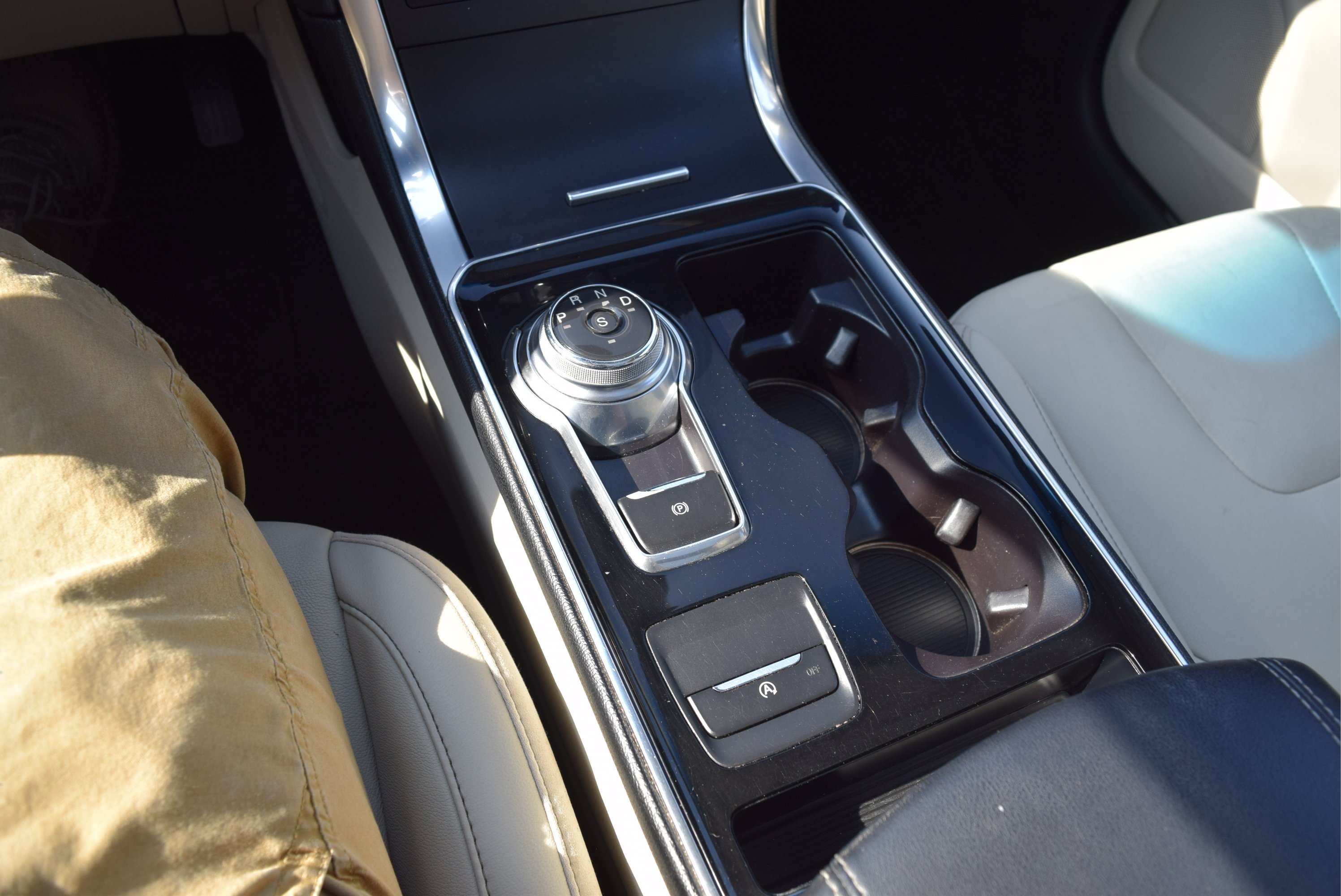 Used 2019 Ford Edge Titanium w/ Cold Weather Package AWD/4WD image 17