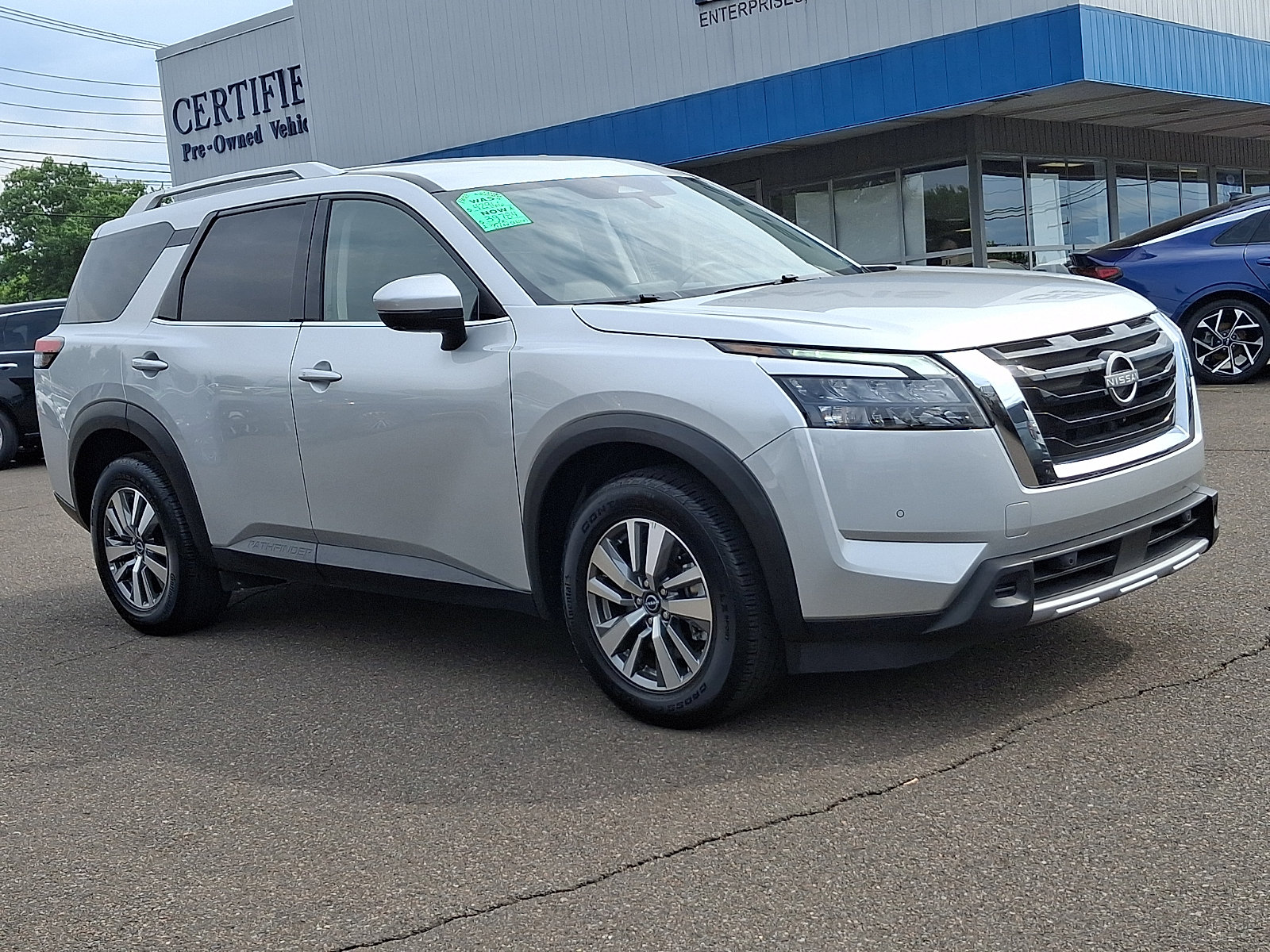 Used 2025 Nissan Pathfinder SL AWD/4WD image 3