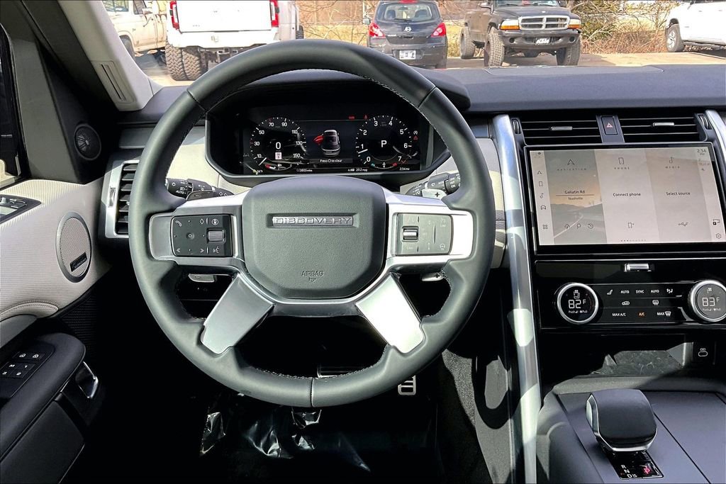 Used 2025 Land Rover Discovery Dynamic SE AWD/4WD image 10