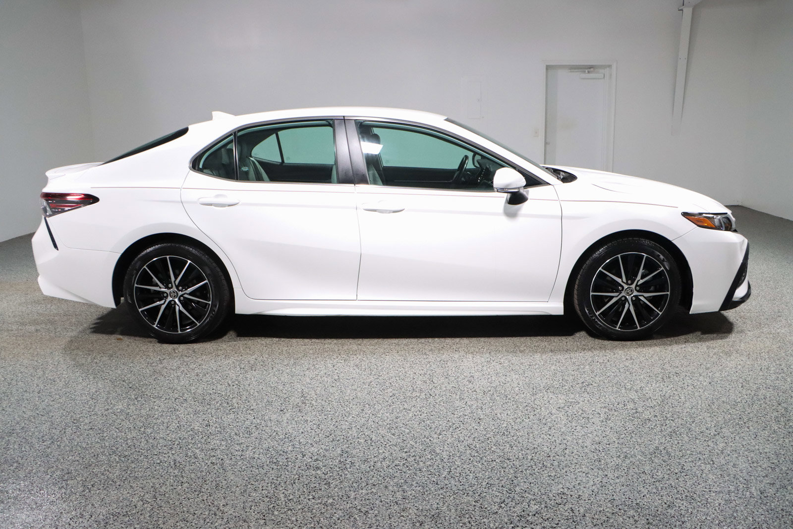 Used 2023 Toyota Camry SE FWD image 6