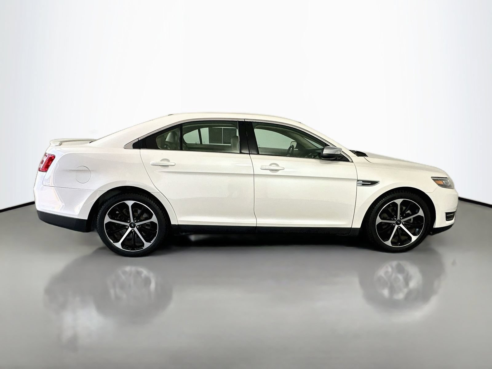 Used 2016 Ford Taurus Limited w/ Equipment Group 301A FWD image 8
