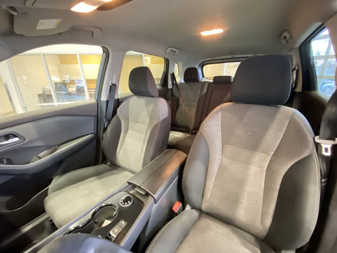 Used 2023 Nissan Rogue SV image 14