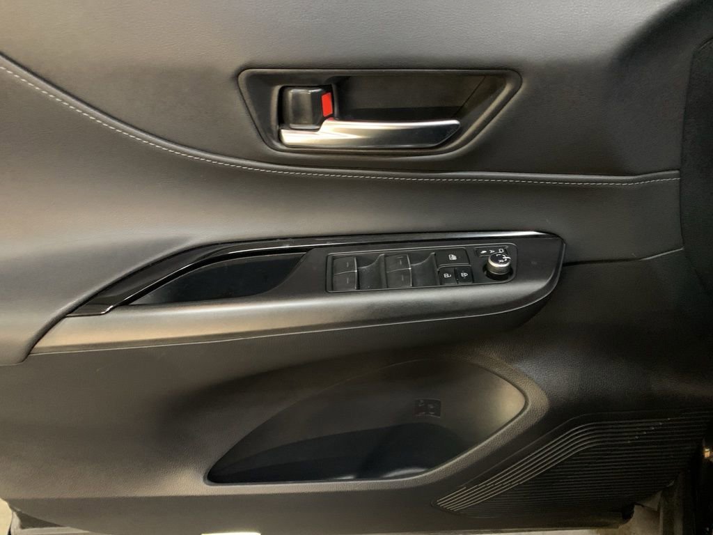 Used 2021 Toyota Venza LE image 11