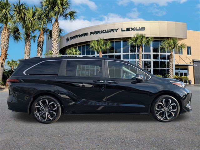 Used 2025 Toyota Sienna Platinum image 4