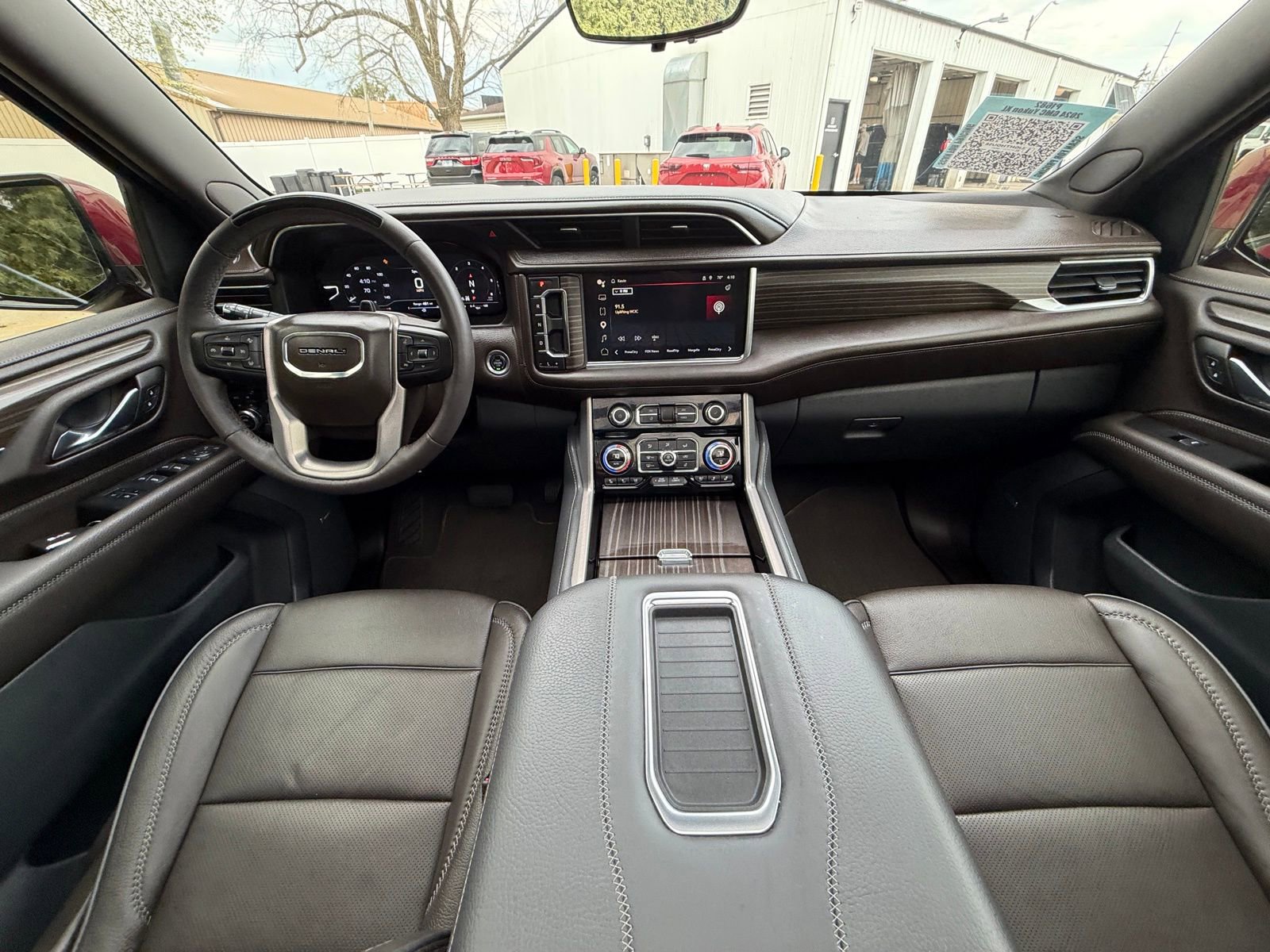 Used 2024 GMC Yukon XL Denali w/ Denali Reserve Package image 27