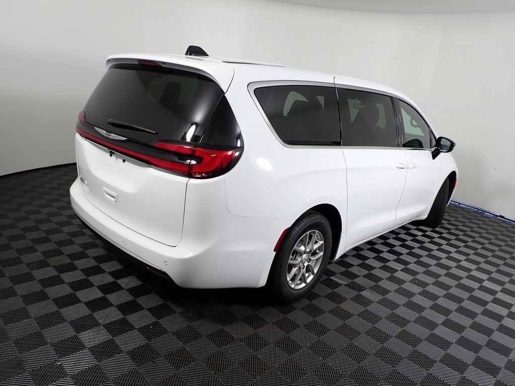 New 2026 Chrysler Pacifica Select image 16