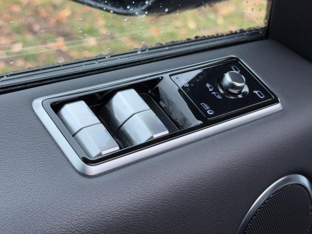 Used 2020 Land Rover Range Rover Sport SE image 22