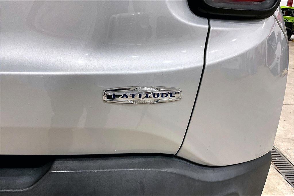 Used 2016 Jeep Renegade Latitude AWD/4WD image 8