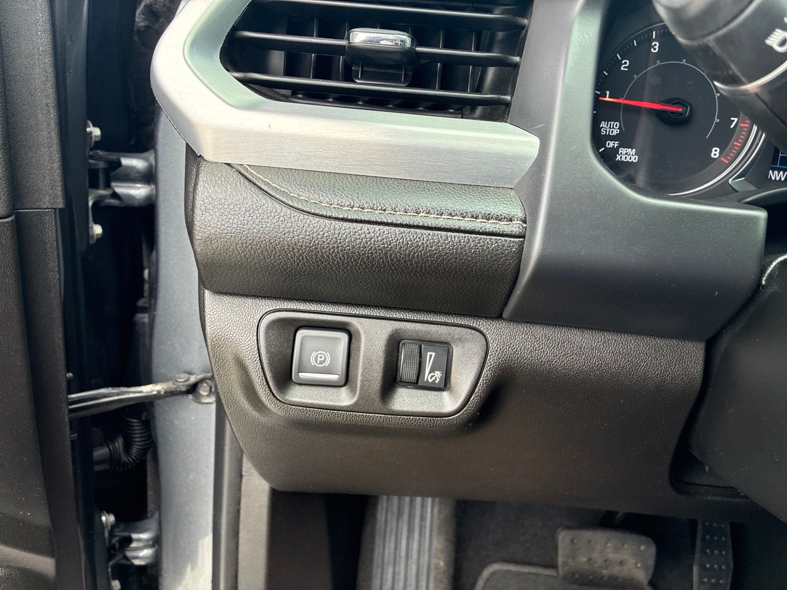 Used 2021 GMC Acadia SLE FWD image 30