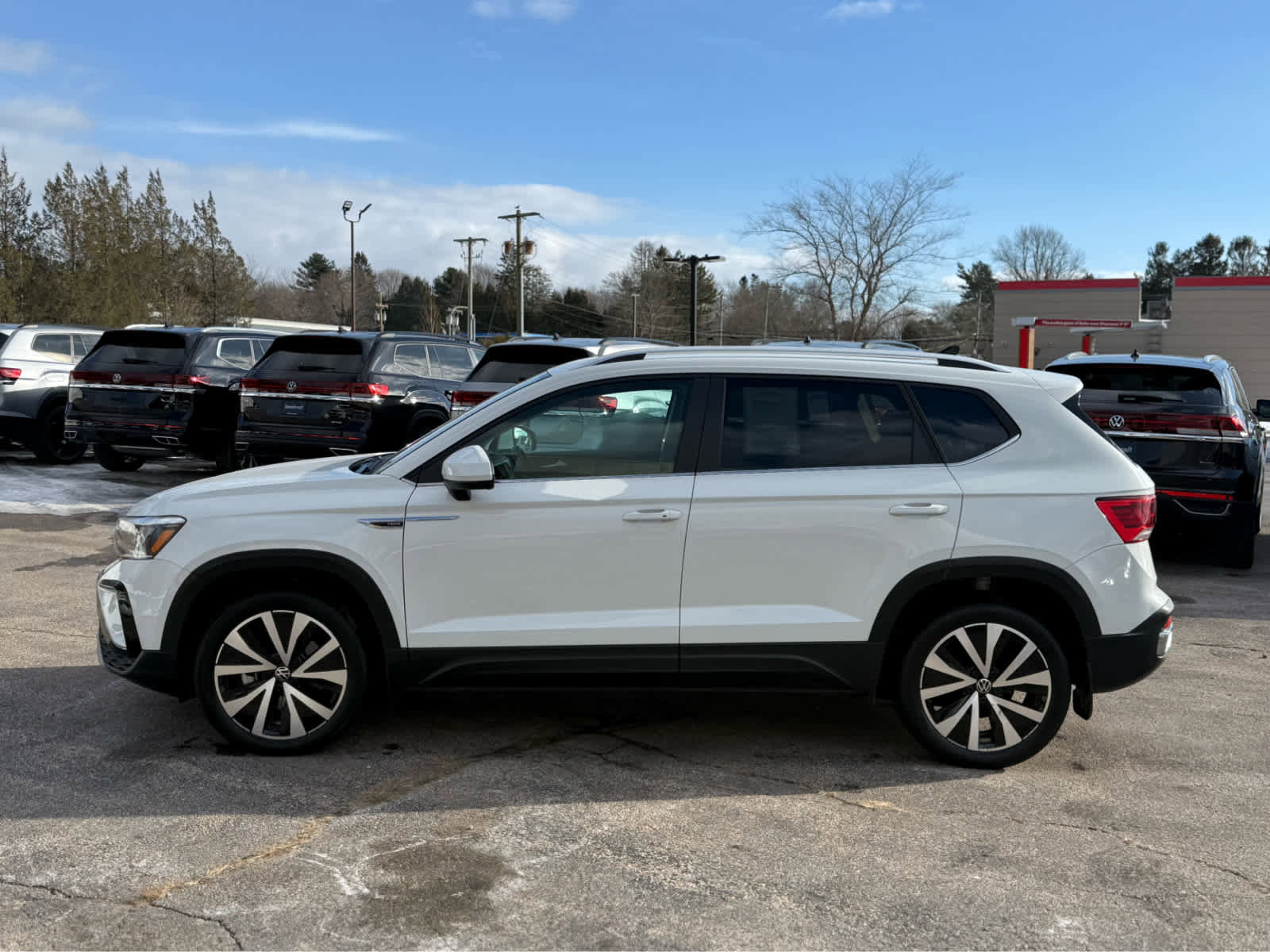 Used 2024 Volkswagen Taos SE image 4