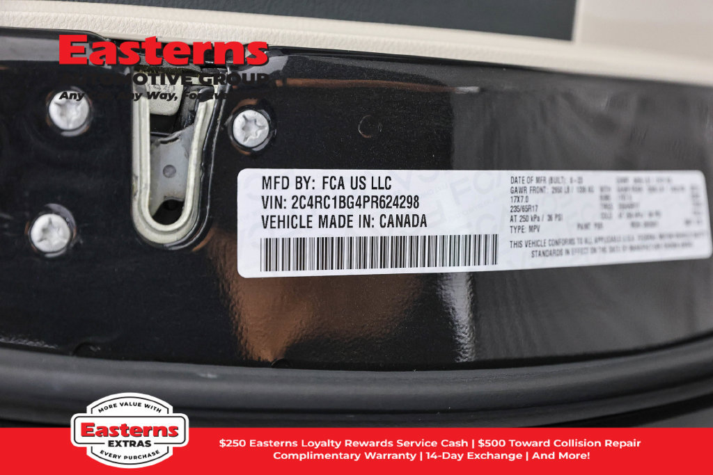 Used 2023 Chrysler Pacifica Touring-L FWD image 37