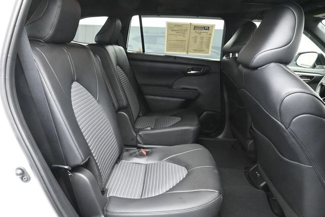 Used 2025 Toyota Highlander XSE AWD/4WD image 32