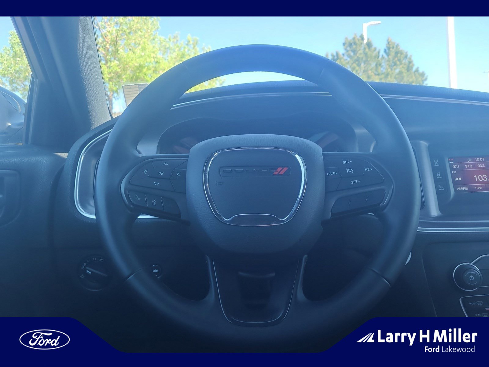 Used 2017 Dodge Charger SE w/ Blacktop Package image 9