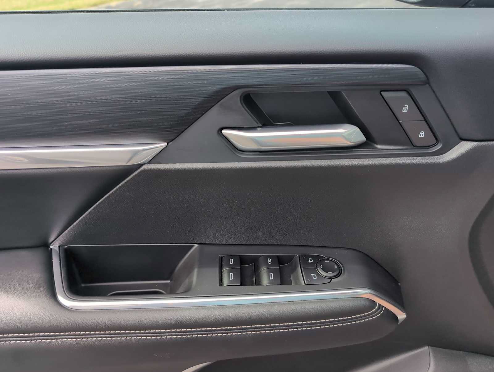 Used 2025 GMC Acadia Elevation FWD image 23