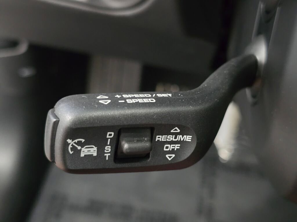 Certified 2025 Porsche Macan image 37