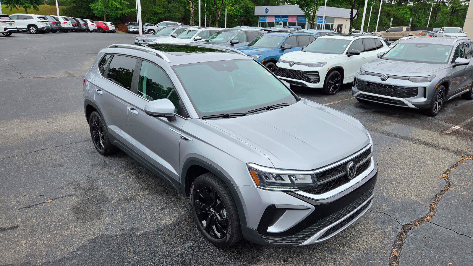 Used 2023 Volkswagen Taos SE w/ Panoramic Sunroof Package FWD image 8