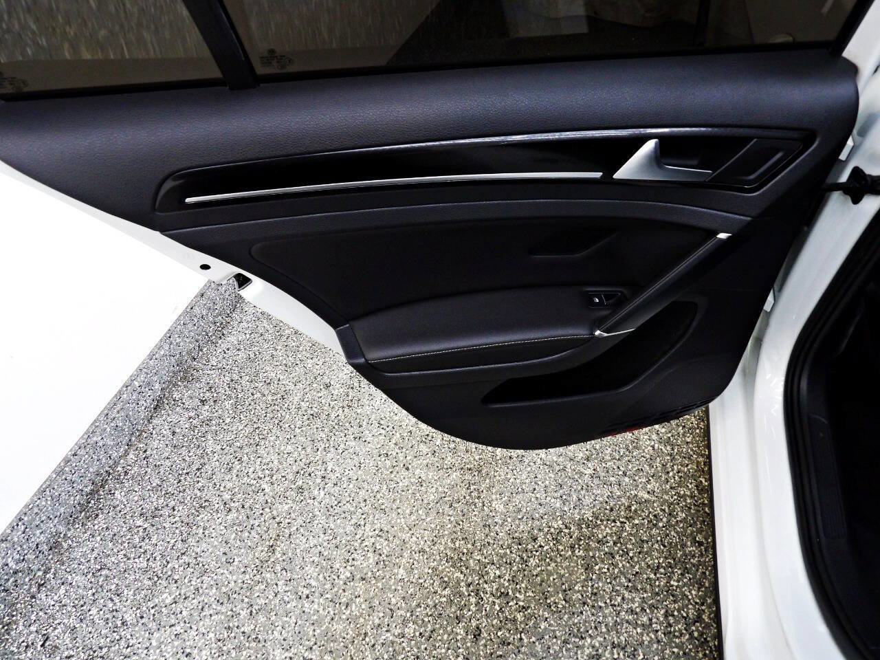 Used 2019 Volkswagen Golf R 4-Door image 9