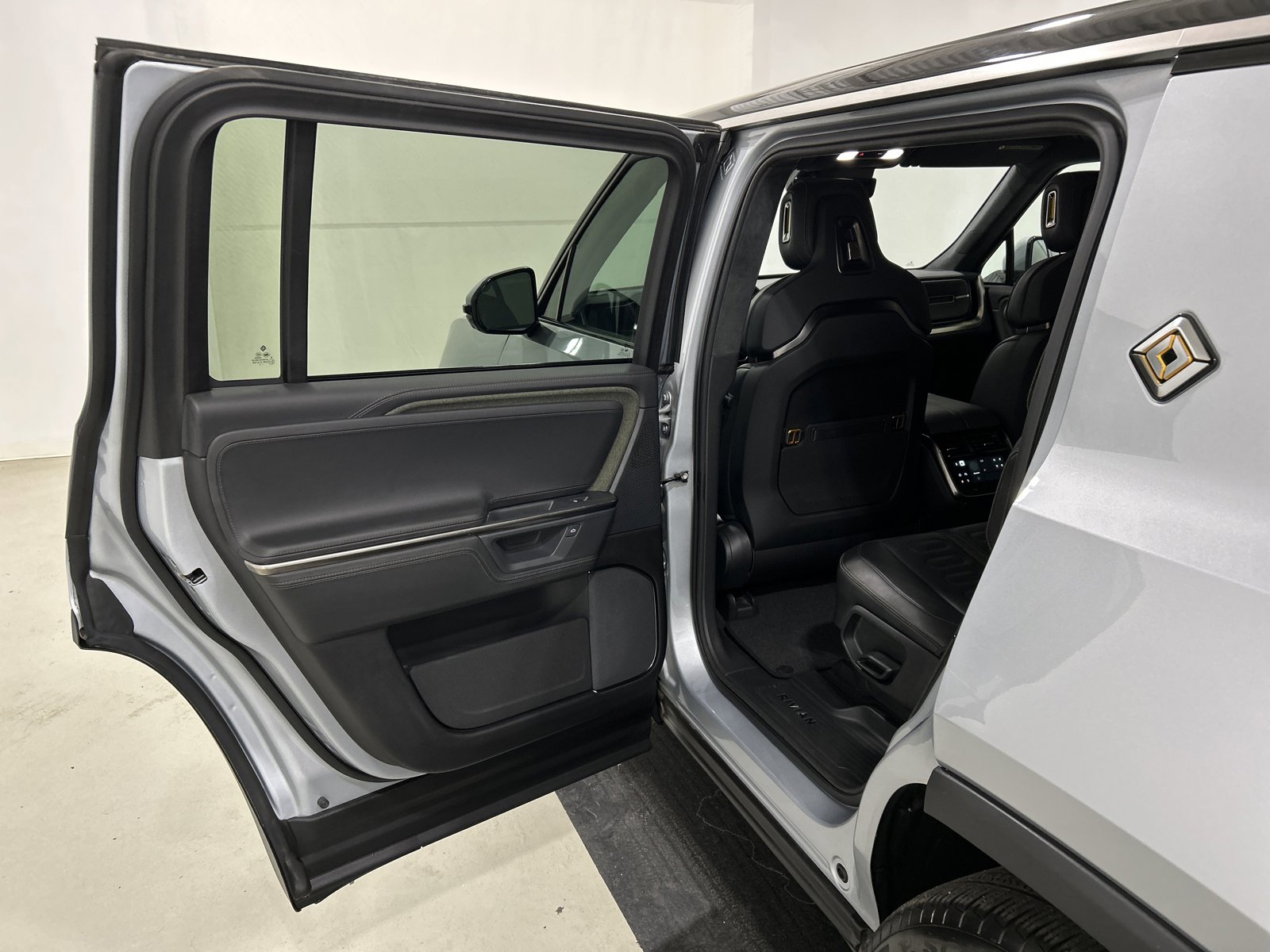 Used 2025 Rivian R1S Adventure AWD/4WD image 17