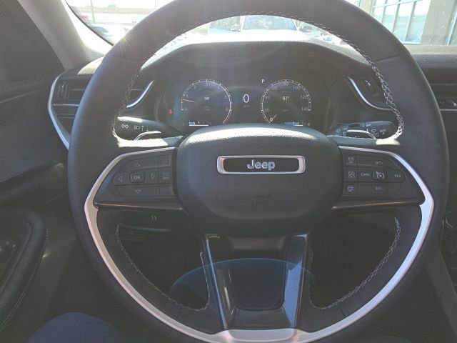 Used 2023 Jeep Grand Cherokee Laredo w/ Luxury Tech Group I image 16