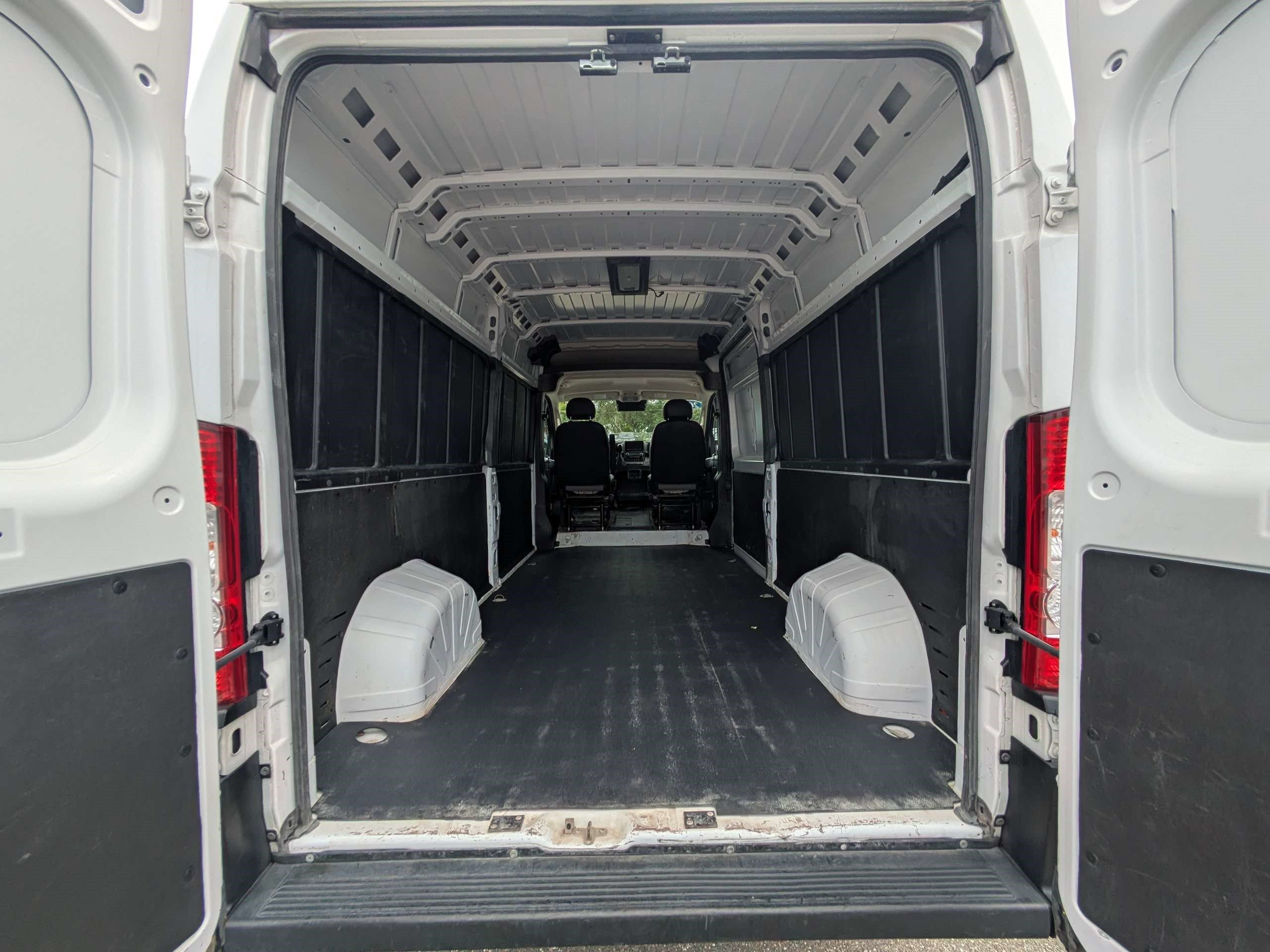 Used 2025 RAM ProMaster 2500 w/ Convenience Group FWD image 12