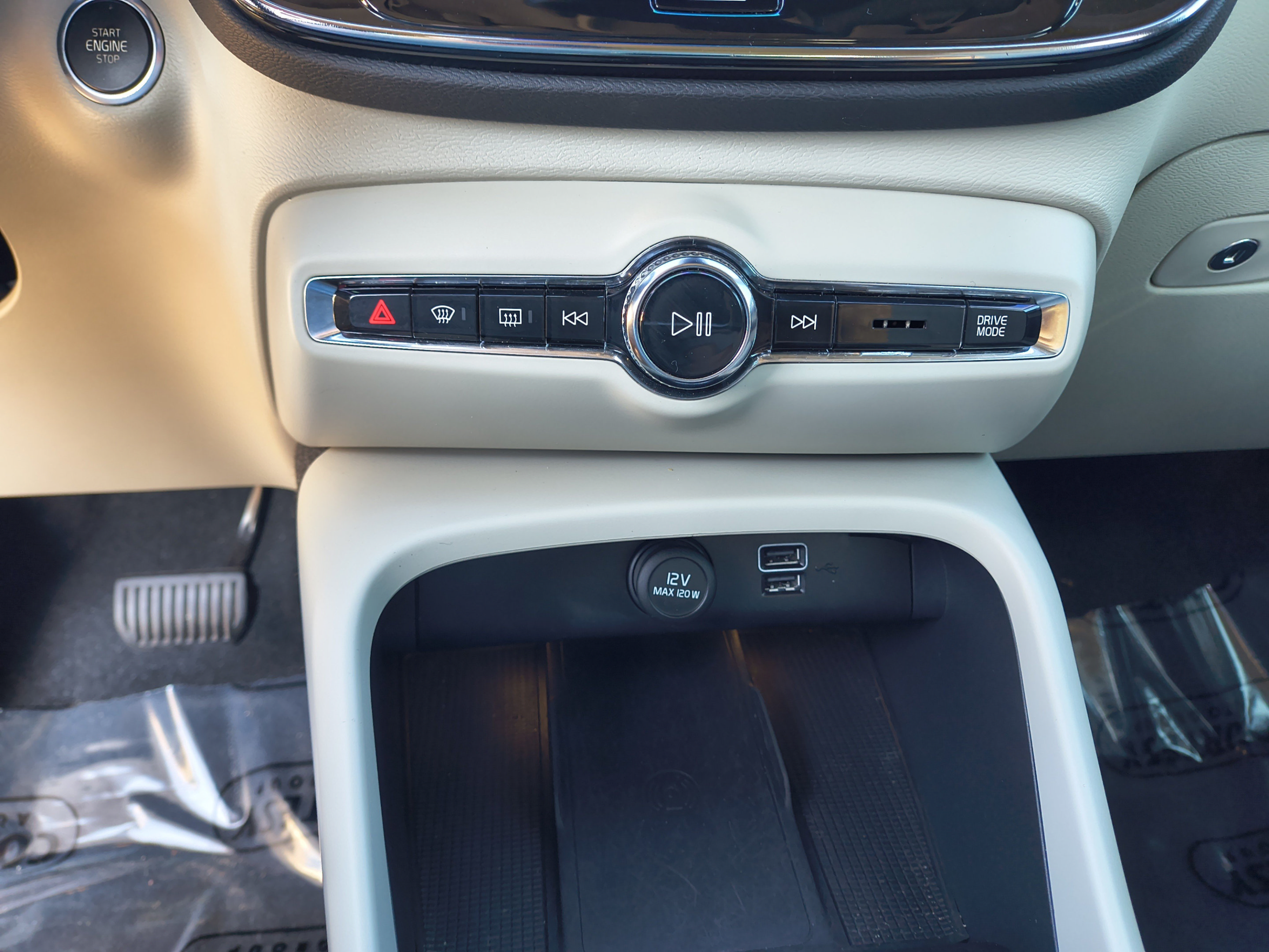 Used 2019 Volvo XC40 T4 Momentum FWD image 25