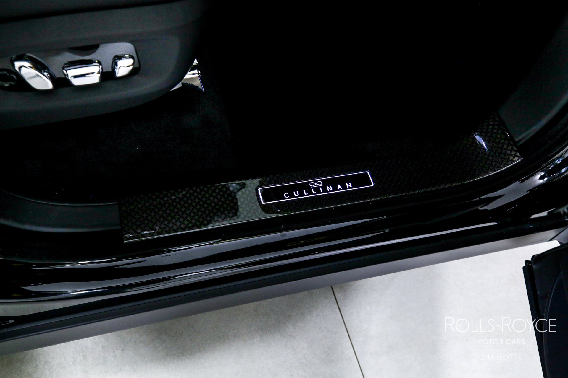 Certified 2024 Rolls-Royce Cullinan Black Badge w/ Dark Exterior Package AWD/4WD image 37