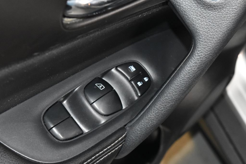 Used 2014 Nissan Rogue SV image 6