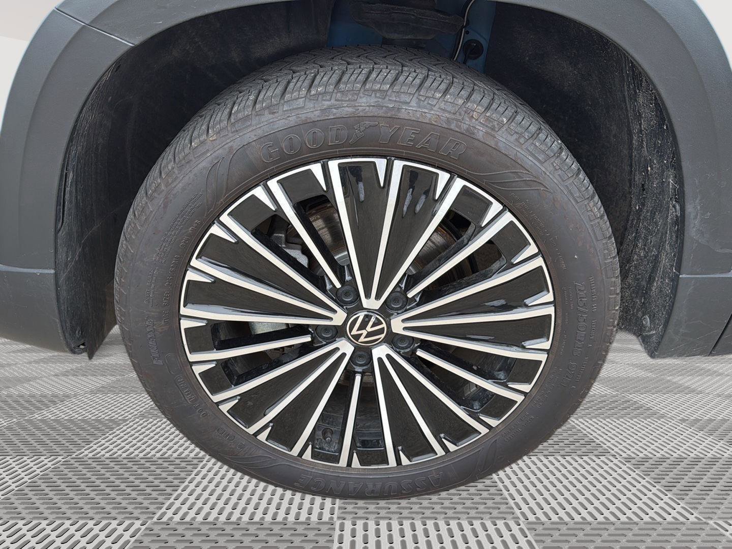 Certified 2025 Volkswagen Taos SE w/ Panoramic Sunroof Package image 9