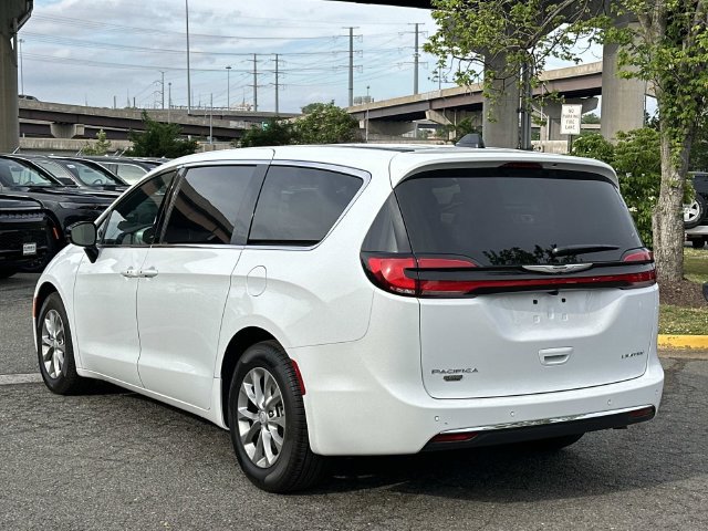 New 2026 Chrysler Pacifica Limited FWD image 4