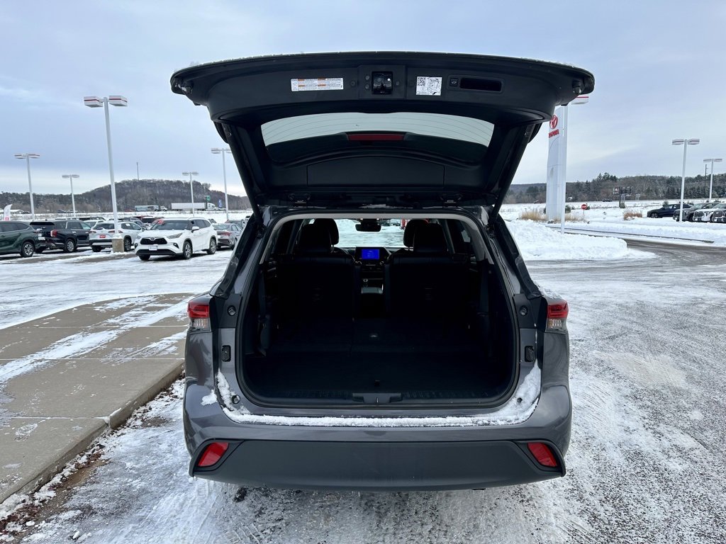 Certified 2024 Toyota Highlander XLE image 6