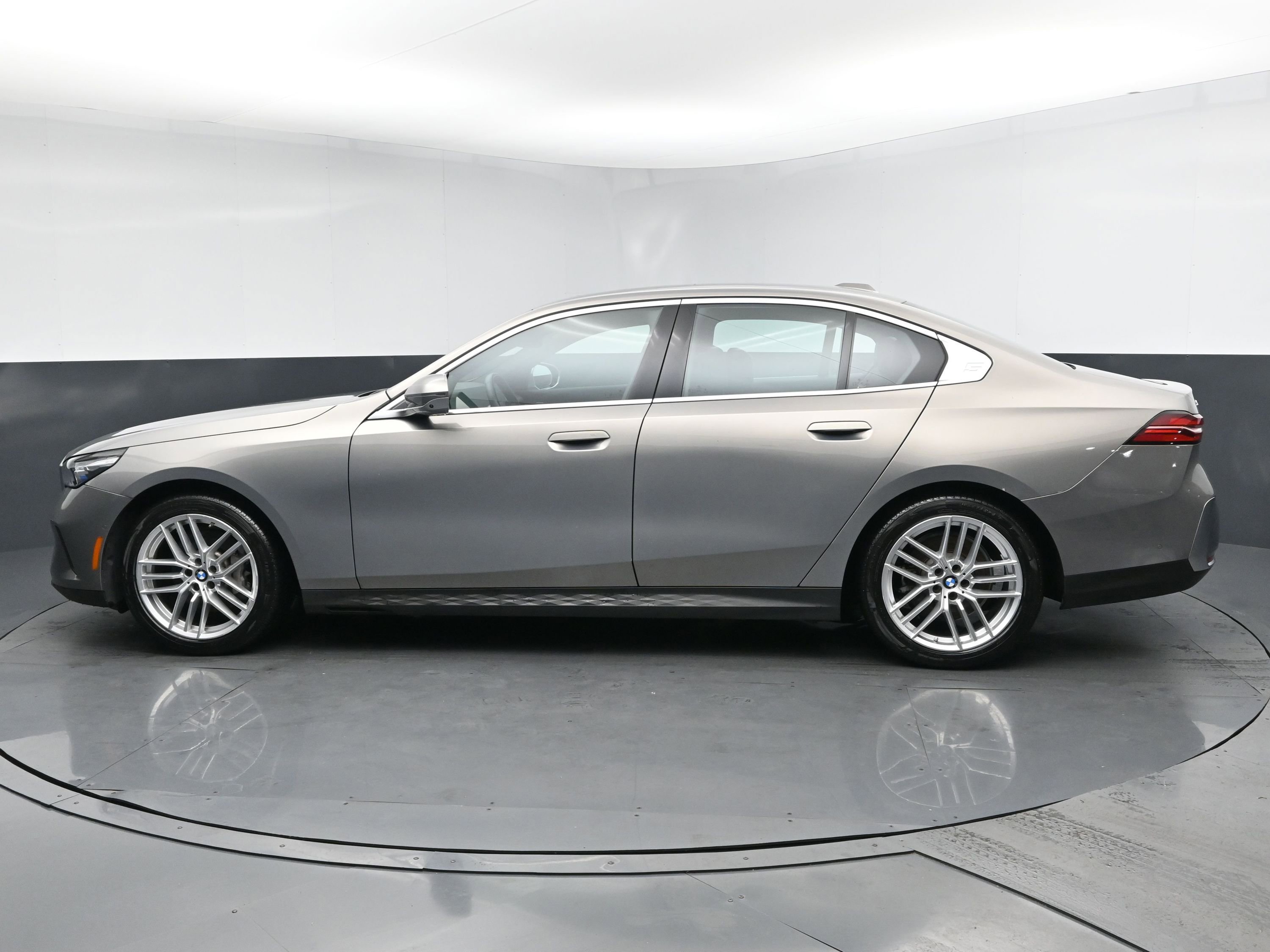 Used 2024 BMW 530i xDrive image 4
