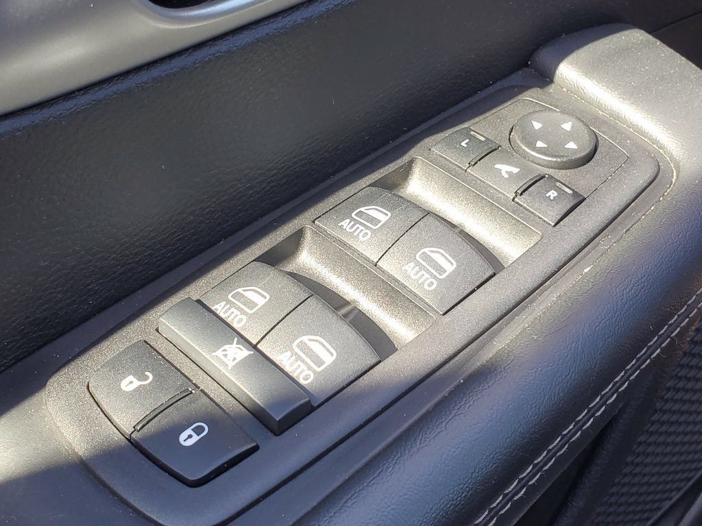 Used 2025 Chrysler Pacifica Limited FWD image 22