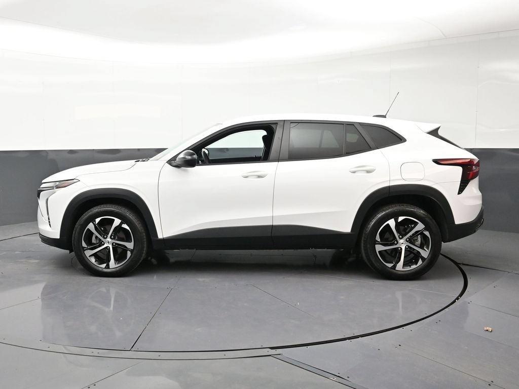 Used 2024 Chevrolet Trax RS FWD image 2