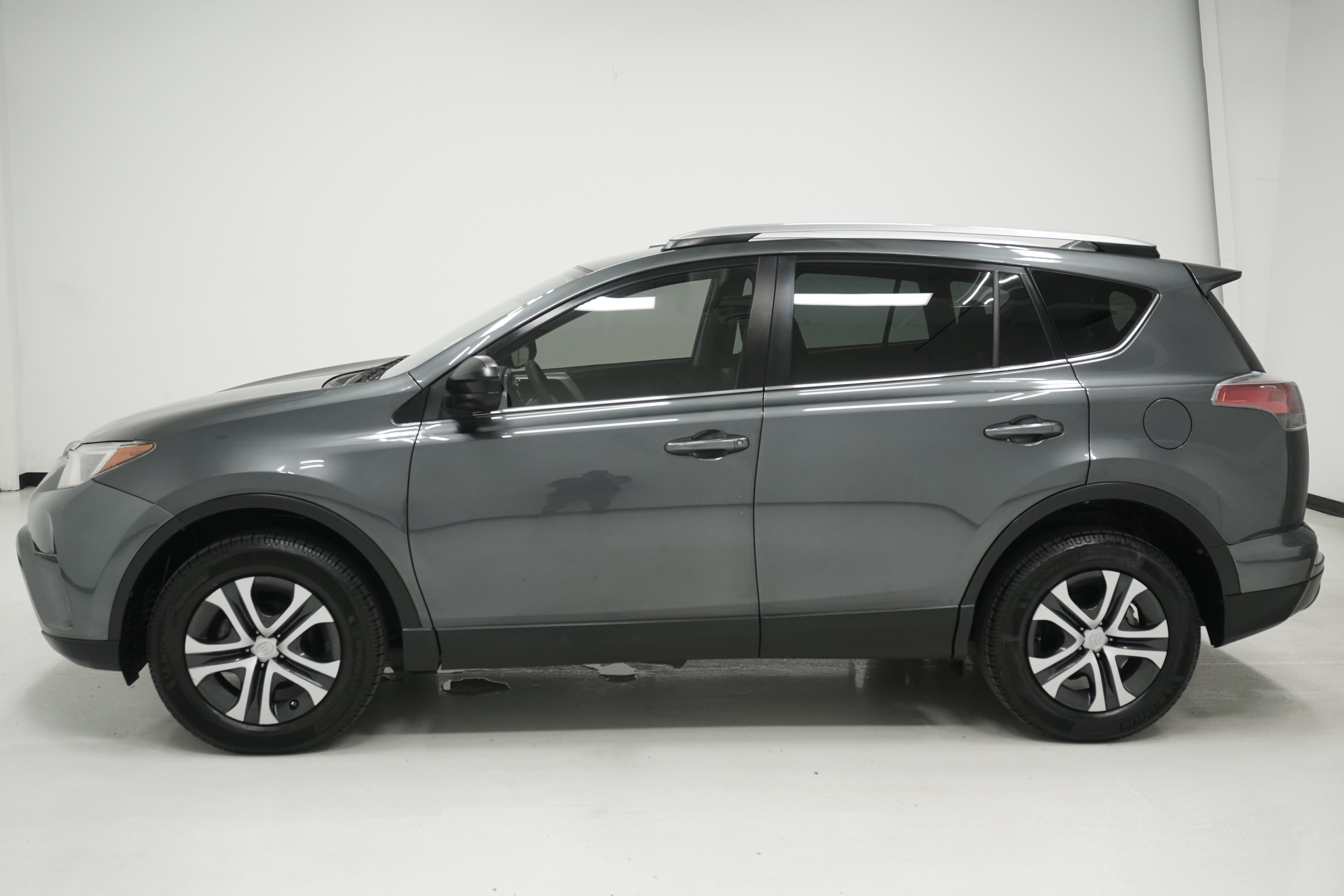 Used 2017 Toyota RAV4 LE FWD image 7