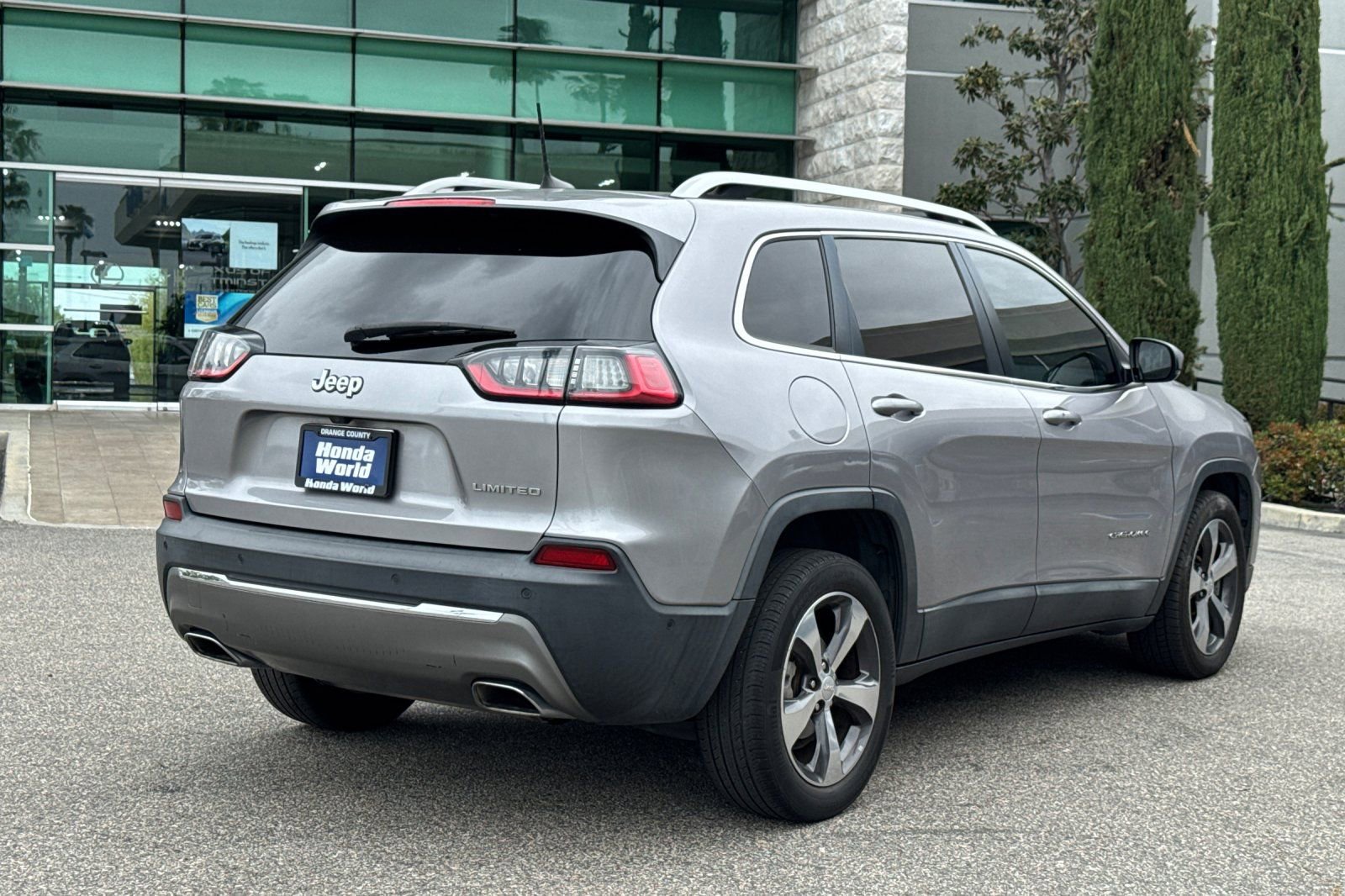 Used 2019 Jeep Cherokee Limited w/ Luxury Group image 5