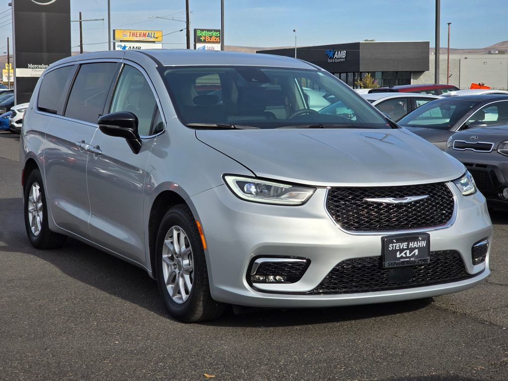 Used 2024 Chrysler Pacifica Touring-L image 7