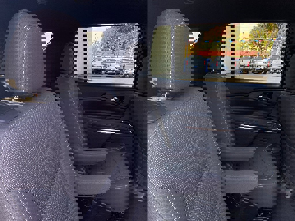 Used 2025 Chevrolet Traverse LT image 24