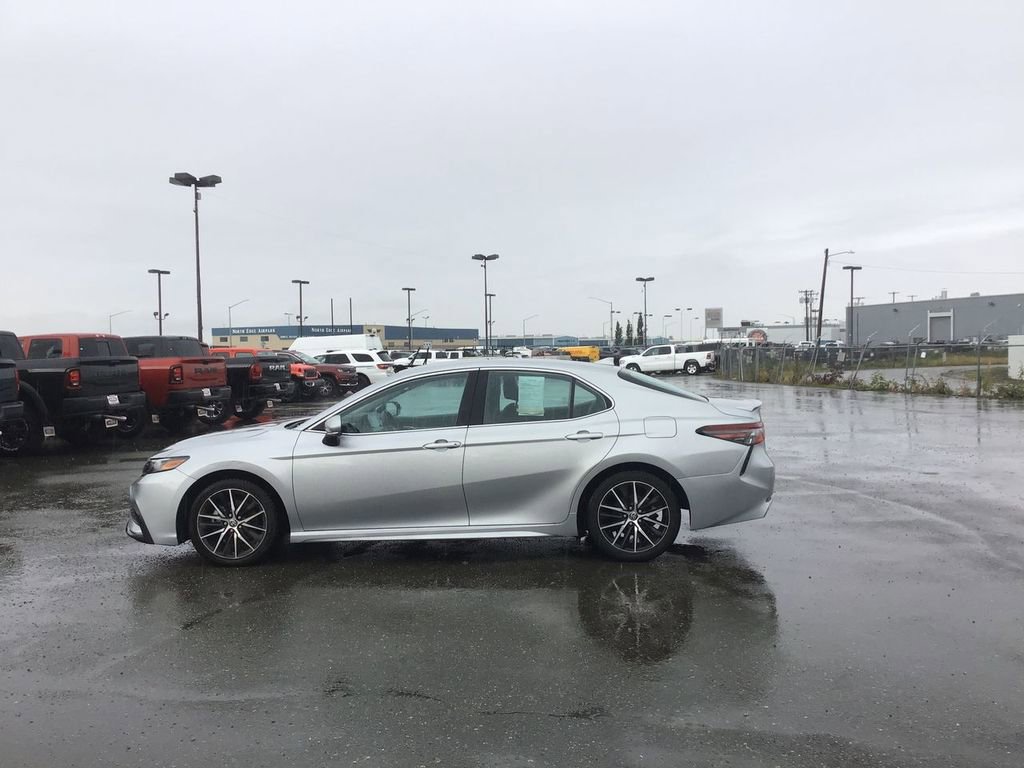 Used 2022 Toyota Camry SE image 1