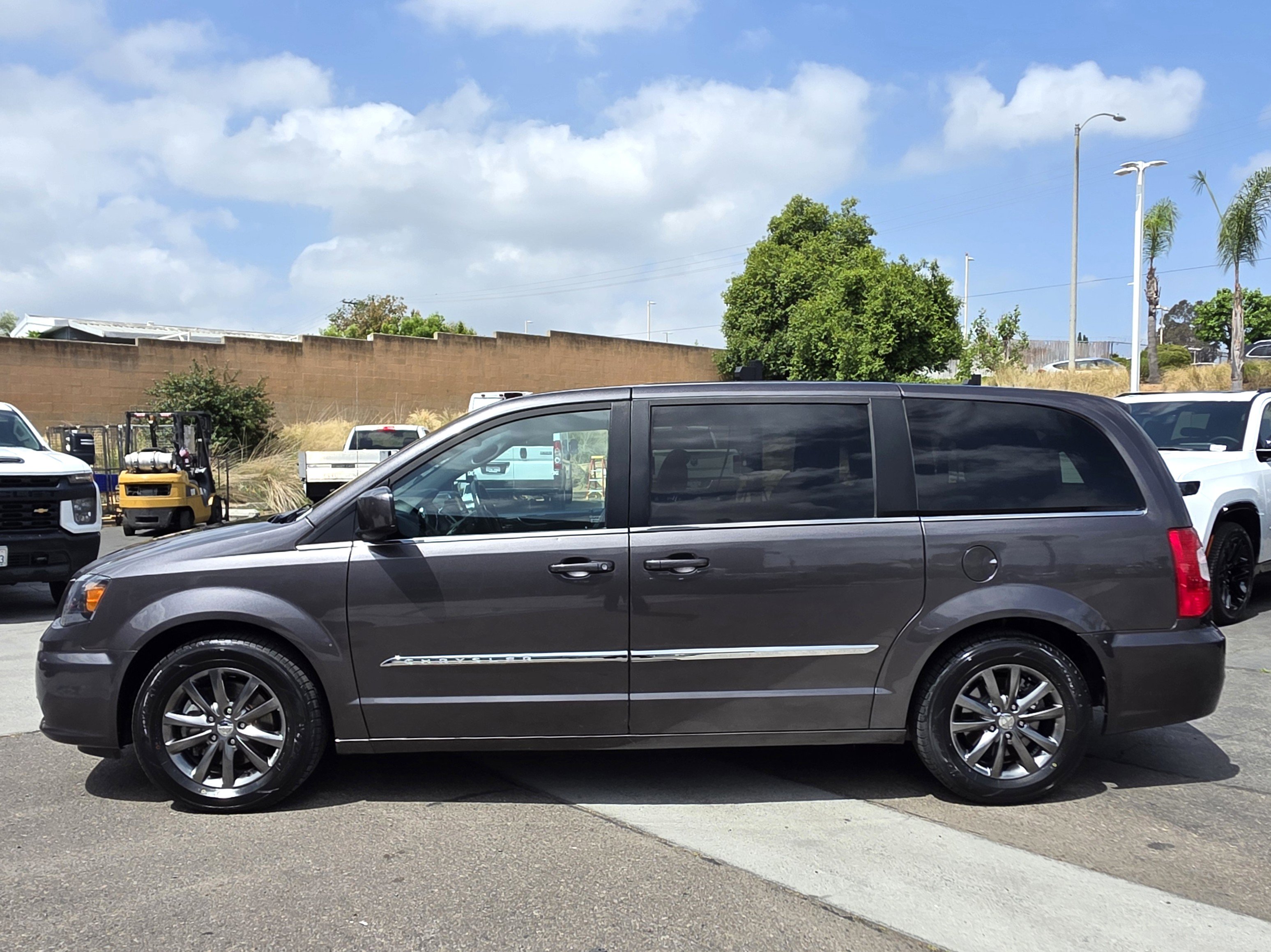 Used 2015 Chrysler Town & Country S w/ Trailer Tow Group FWD image 2