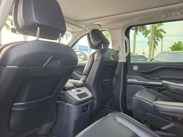 Certified 2025 Lincoln Navigator Reserve AWD/4WD image 16