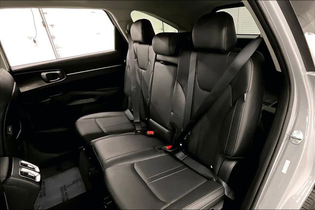 Used 2025 Kia Sorento S image 21